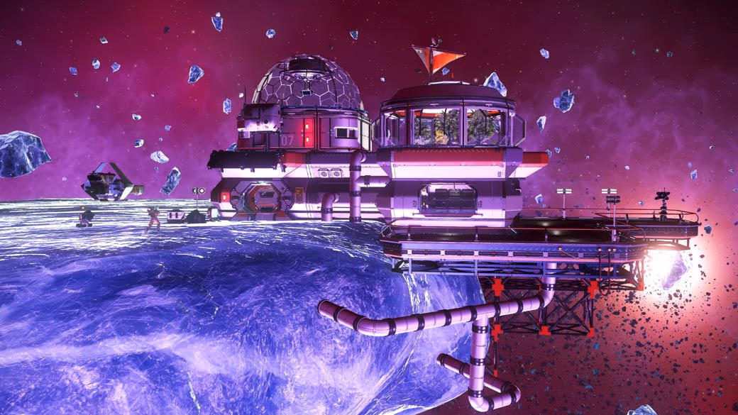 No Man's Sky Forsaken güncellemesinde mor atmosferli bir gezegenin yörüngesinde inşa edilmiş, kubbeli modülleri ve boru hatlarıyla öne çıkan paylaşılabilir uzay üssü