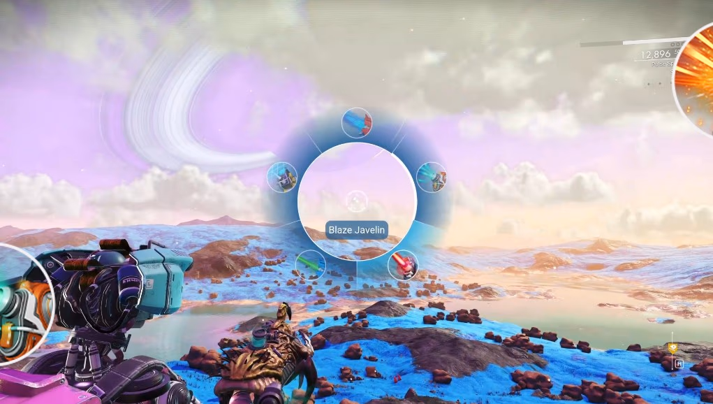 No Man's Sky Forsaken radyal silah menüsünde Blaze Javelin seçeneğinin gösterildiği, mavi ve pembe gökyüzü altındaki yabancı gezegen manzarası